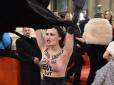 У мережу виклали відео, як оголена активістка Femen влаштувала протест проти Порошенка у Відні