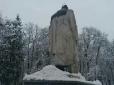 Ні совісті, ні поваги: На Львівщині вандали поглумилися над пам'ятником великому Кобзареві (фотофакт)