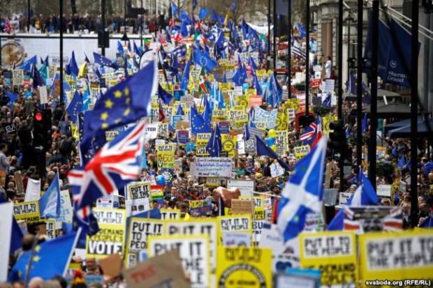 Під час маршу в центрі столиці Великої Британії з вимогою провести новий референдум щодо членства країни в Євросоюзі. Лондон, 23 березня 2019 року