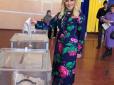 Подруга Януковича приїхала з РФ проголосувати на виборах президента України