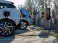 На українських автостоянках встановлюватимуть зарядки для електрокарів