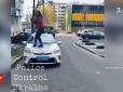 Рівненська школярка станцювала на капоті поліцейського авто (відео)