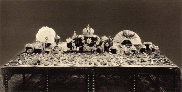 Фото, сделанное советской комиссией в 1920-х годах при оценке ювелирами драгоценностей царской семьи. Многие сокровища бесследно утрачены