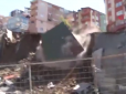 Моторошні кадри: У Стамбулі у прірву впав багатоповерховий житловий будинок (відео)