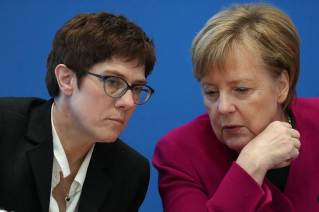Аннегрет Крамп-Карренбауер і Ангела Меркель