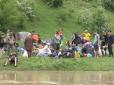 Сотні людей потрапили у пастку: На Хмельниччині річка вийшла з берегів (фото)
