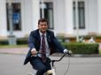 Ніяких велосипедів: Кортеж президента Зеленського щодня збільшується (відео)
