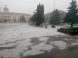 Хіти тижня. Лід у травні пливе центром міста: Аномальна погода на західній Україні вразила мережу (фото, відео)