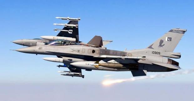 Винищувачі F-16C/D Block-52 ВПС Пакистану з ракетами «повітря-повітря» середньої дальності Raytheon AIM-120C-5 AMRAAM