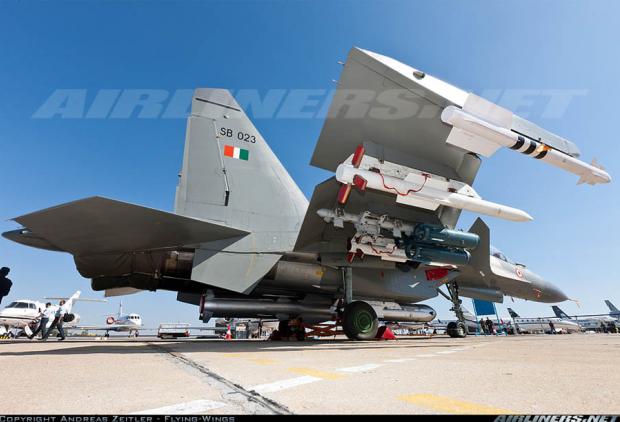 Винищувач Су-30МКІ ВПС Індії з авіаційною надзвуковою ракетою BrahMos-A та російськими ракетами «повітря-повітря» середньої (Р-73/РВВ-АЕ) та малої (Р-73) дальності. Лютий 2011 року