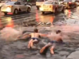 Пітер залило дощами: Чоловіки в трусах купалися в калюжах посеред дороги (відео)