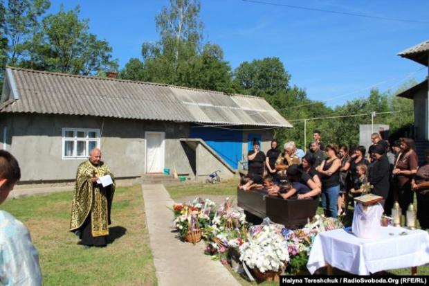 Прощання з Василем Чорнеєм на рідному подвір'ї у селі Троїця