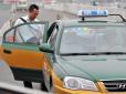 Герой-рятівник: Китайський таксист наздогнав і зупинив некероване авто, врятувавши життя жінці з дітьми (відео)