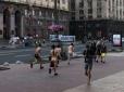 Не знайшли велосипедів? У Києві оголені чоловіки влаштували забіг на Хрещатику (відео)