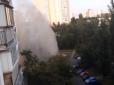 У спальному районі столиці забив величезний гарячий гейзер (відео)