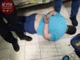 Хіти тижня. Зі спущеними штанами поклали звірюку на підлогу: У Києві затримали таксиста-гвалтівника, який напав на пасажирку (фото)