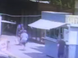 У Миколаєві жінка вбила дитину і викинула її в контейнер для сміття на очах людей (відео)