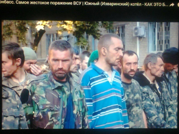 Через годину після того, як було зроблено це фото, українських бійців на цьому знімку посадили в підвал донецького СБУ на півтора місяця
