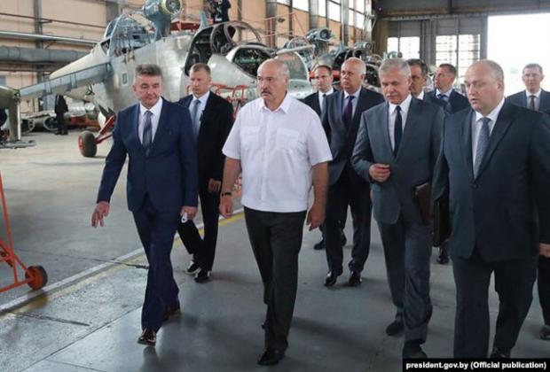 Президент Білорусі Олександр Лукашенко на підприємстві Aircraft в Орші, пов'язаним із «Мотор Січ», 2018 рік