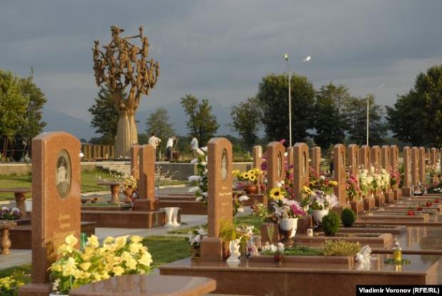 Могили загиблих у школі №1 Беслана 3 вересня 2004 року