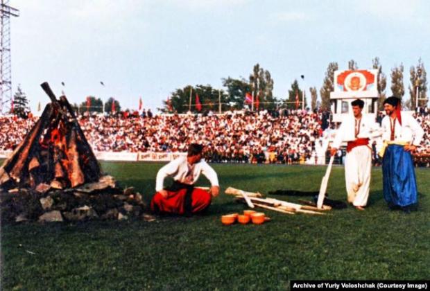 На стадіоні, де проходив фестиваль «Червона рута», запалили ватру. Чернівці, 1989 рік