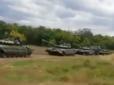 Щось готується? За 15 км від кордону з Україною помітили колону російської бронетехніки (відео)