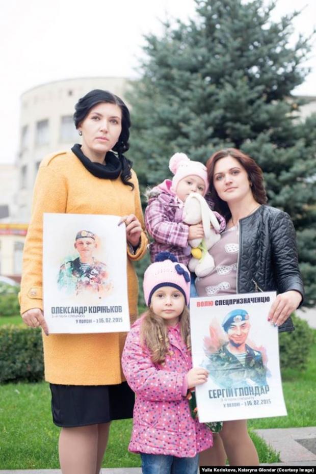 Юлія Корінькова і Катерина Глондар з дітьми на мітингу у 2017 році
