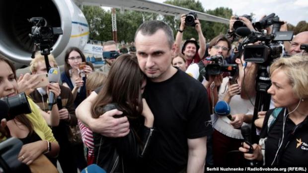Олег Сенцов обіймає доньку Аліну в аеропорту «Бориспіль» після повернення з ув’язнення. Київ, 7 вересня 2019 року