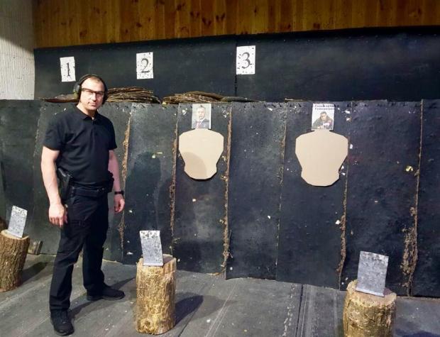 Аброськін у 2018 році під час тренувань зі стрільби розстріляв портрет бойовика Захарченка