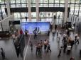Скрепно-духовне: В аеропорту російського Саратова розважали пасажирів з великих екранів відео для дорослих