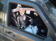 Комусь може стати погано: По Києву розїжджає авто зі скелетом на пасажирському сидінні (фото)