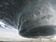 Поєднав небо із землею: Очевидці зняли на відео гігантський торнадо
