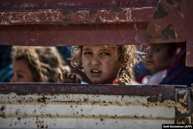 Цивільні арабського та курдського походження, які втекли з місця бойових дій на кордоні, прибувають у сирійське місто Толл Тамр на північному заході Сирії, 10 жовтня 2019 року