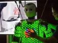 Тепер вміє обіймати людей: Інженери повністю покрили робота чутливою штучною шкірою (відео)
