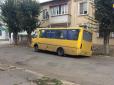 На Одещині автобус з пасажирами провалився у землю (відео)