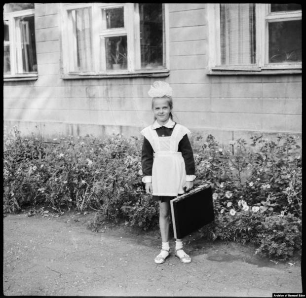Більшість фотографій зроблена на 35-міліметрову плівку, але деякі, як-от ця, школярочки з модним портфелем-«дипломатом», зняті в форматі 6×6 см – такі фотоапарати були недешевим задоволенням у радянські часи.