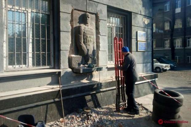 Активіст демонтує меморіальну дошку в Одесі