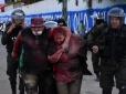 Гнів народу: У Болівії мера тягали по вулиці, поливали фарбою та насильно постригли