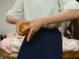 Щось неймовірне! Трюк японки з яблуком підірвав мережу (відео)