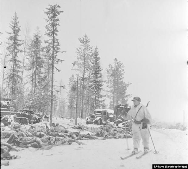 Тіла радянських військових лежать в снігу після атаки фінів
