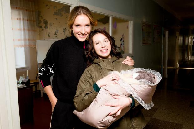 Катерина Осадча розшукала глядачку і привітала з народженням дочки