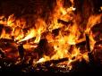 Масштабна пожежа спалахнула у магазині на Закарпатті (фото, відео)