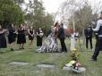Мрії збуваються: Молодята зіграли весілля на кладовищі (фото)