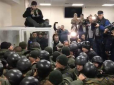 Силовики просто зачистили зал: Підозрювану у справі Шеремета Кузьменко забрали в СІЗО, незважаючи на спротив присутніх (відео)