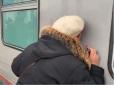 У мережі висміяли пенсіонерку, яка розцілувала поїзд, що прибув з Росії до Криму (відео)