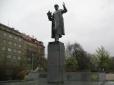 У Москві буде істерика: У Празі повісили гірлянду з сардельок на пам’ятник радянському маршалу
