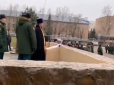 Скрепне православ'я: Батюшка Московського патріархату помолився перед строковиками 
