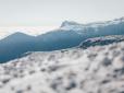 Зимове диво на Новий рік: З'явилися яскраві фото засипаної снігом вершини в Криму