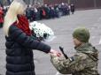Важко було відмовити: У Миколаєві юний військовий освідчився дівчині під час церемонії складання присяги