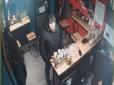 На очах у баристи: У Харкові аферист виніс з кав'ярні майже три тисячі гривень (фото)